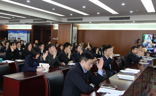 7.团员举腕表决_幼.jpg
