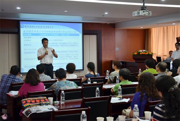 业务人员向客户介绍项目情况(1).JPG 业务人员向客户介绍项目情况(1).JPG