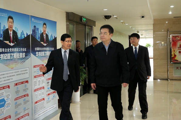 3.梁省长在公司视察、听取汇报（二）幼(1) - 全能看图王.jpg