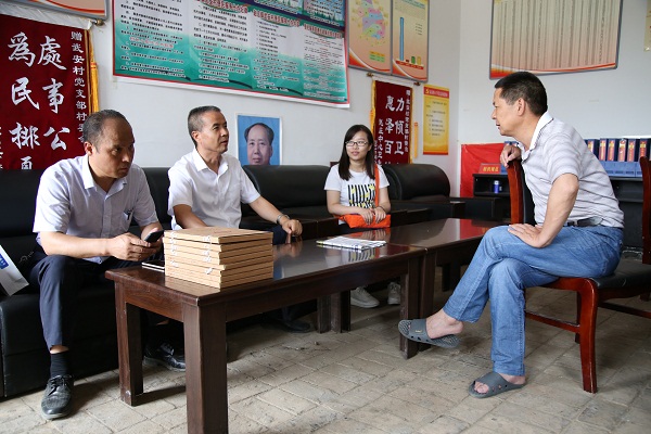 与驻村干部亲切互换幼.jpg